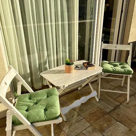 Lägenhet Wood Story - Modern 1br Near Center With Parking *