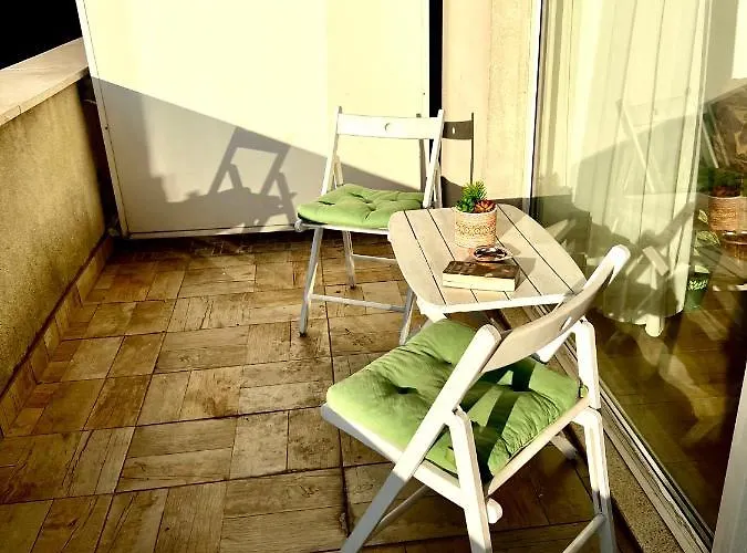 Wood Story - Modern 1br Near Center With Parking *