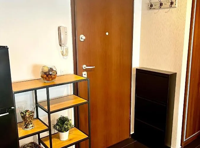 Apartment Wood Story - Modern 1br Near Center With Parking