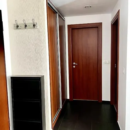 Wood Story - Modern 1br Near Center With Parking Apartment *